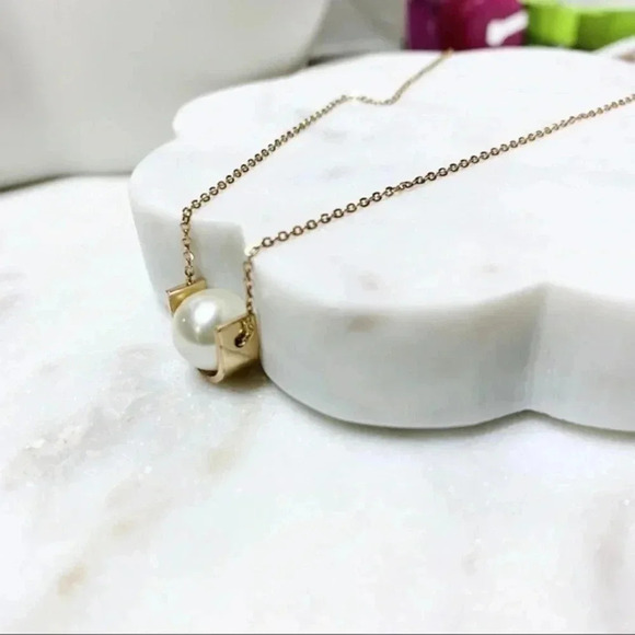 SINGLE Floating Pearl Necklace - Picture 3 of 9